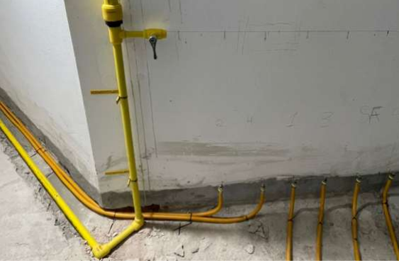 Tubulação de gás GLP instalada ao longo de parede e piso em obra predial — Solution Canoas/RS
