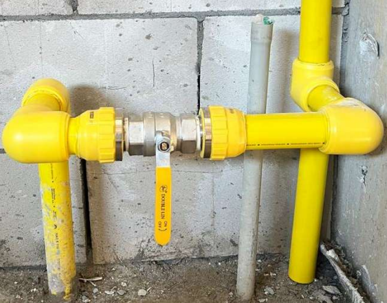 Registro e válvulas instalados em tubulação de gás GLP — serviço realizado pela Solution